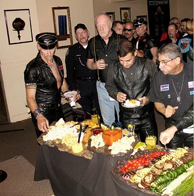 Sampling the buffet.jpg (41192 bytes)